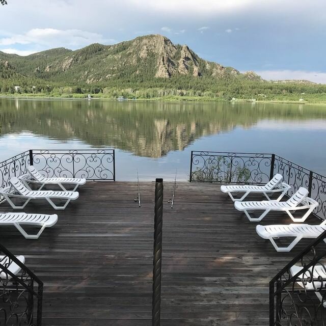 Пирс с шезлонгами