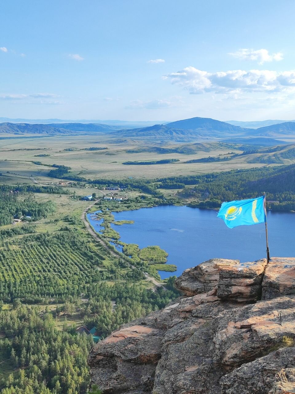 Вид на озеро со скал